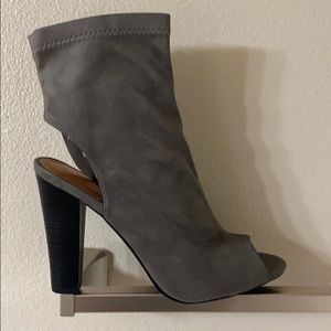 🔸Grey Faux Suede Heels